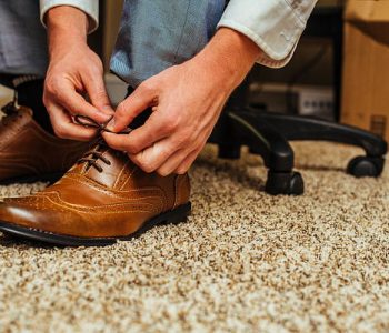 Paralajmërojnë specialistët: Lini këpucët jashtë shtëpisë, e mbajnë koronavirusin mbi 5 ditë