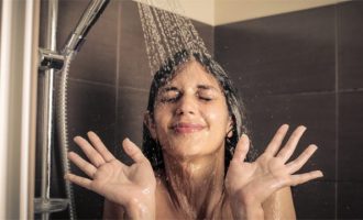Këto gabime në dush dëmtojnë lëkurën tuaj