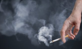 Sa të rrezikuar janë duhanpirësit nga koronavirusi? Flasin ekspertët