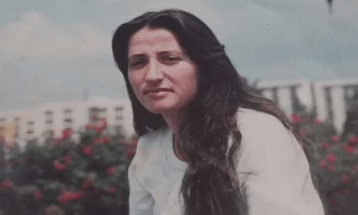 Vajza në foto sot është ndër këngëtaret më të njohura shqiptare