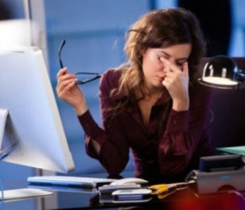 Po punoni nga shtëpia përpara kompjuterit? Këto 10 ushqime do të mbrojnë shikimin tuaj