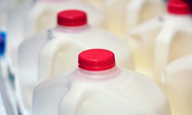 Britania ndalon shitjen e qumështit të pasterizuar për shkak të COVID-19