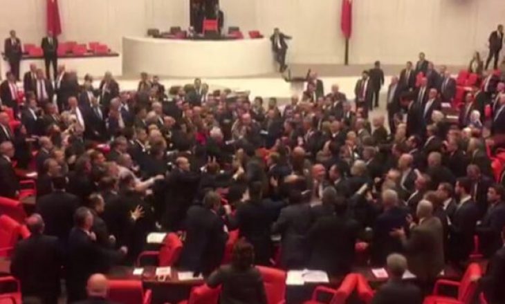 Rrahje me grushte mes deputetëve në parlamentin e Turqisë