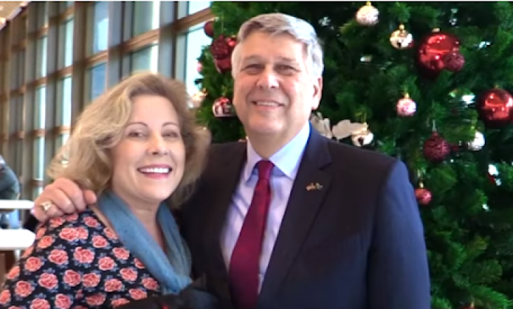 Gruaja e ambasadorit Kosnett i bashkohet protestës së sotme kundër zhvillimeve politike