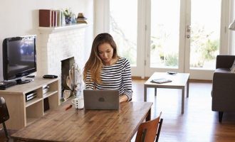 Këshilla për të shmangur dhimbjet e shpinës kur punoni nga shtëpia në kompjuter