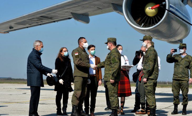 Rusia e shfrytëzon edhe tragjedinë e pandemisë për të bërë propagandë në Serbi