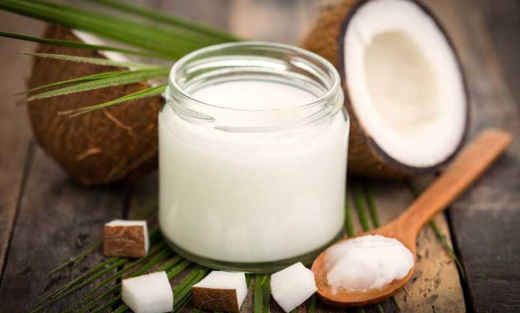 A duhet të përdorni vaj kokosi për trajtimin e akneve?
