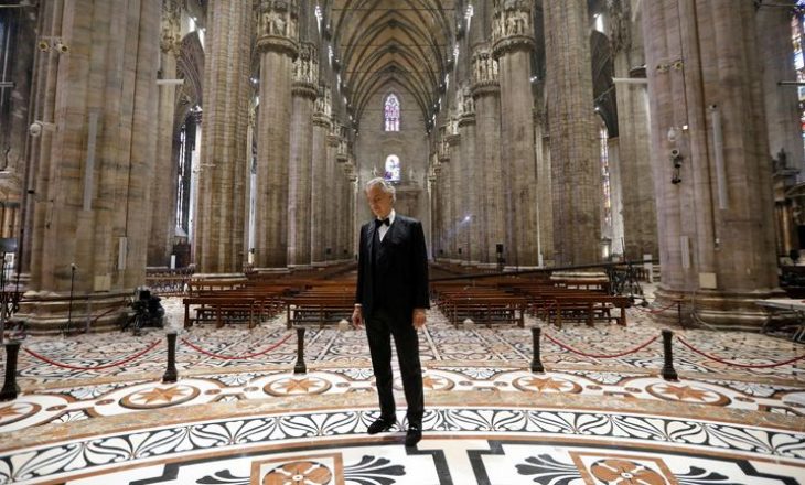 Andrea Bocelli rrëqeth botën! Miliona njerëz ndoqën performancën e tij të jashtëzakonshme