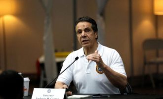 Guvernatori i Nju Jorkut porosit: Të gjithë punonjësit në vijën e parë në luftën kundër COVID-19 do të marrin bonuse