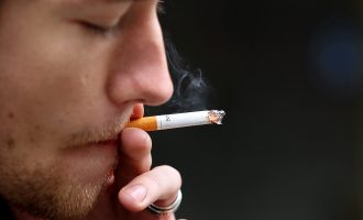 Hulumtuesit francez: Duhani mund t’iu mbrojë nga koronavirusi