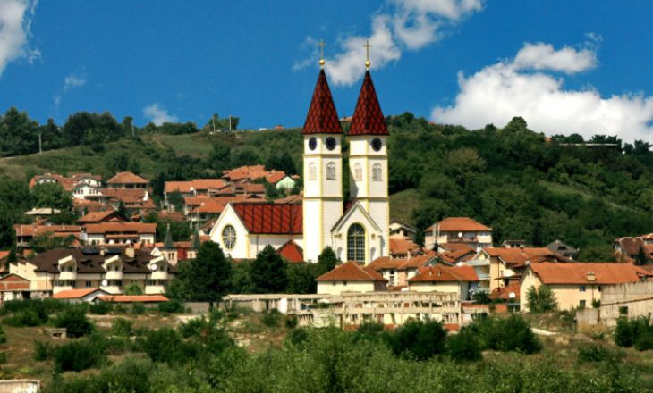 Kisha në Gjakovë sfidon shtetin dhe pandeminë, mbanë mesha me besimtarë