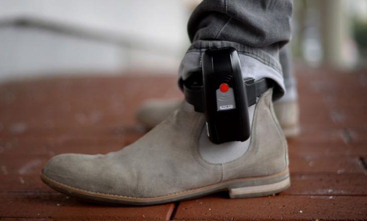 Në SHBA banorëve të prekur nga COVID-19 po iu vendosin pajisje gjurmimi në këmbë, për ta ditur ku po shkojnë
