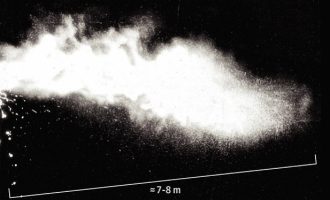 ​Spërklat e teshtimës mund të udhëtojnë deri në 8 metra – video