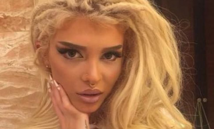 Era Istrefi gjysmë e zhveshur, pozon e shtrirë pranë pishinës në oborr