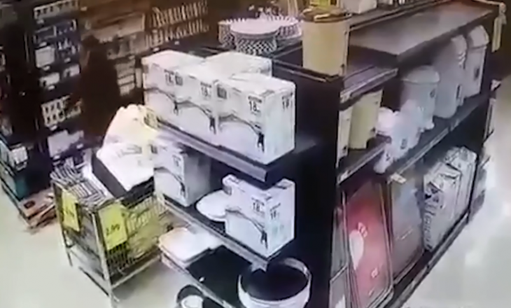 Vjedh telefonin në pikë të ditës në një dyqan në Prishtinë