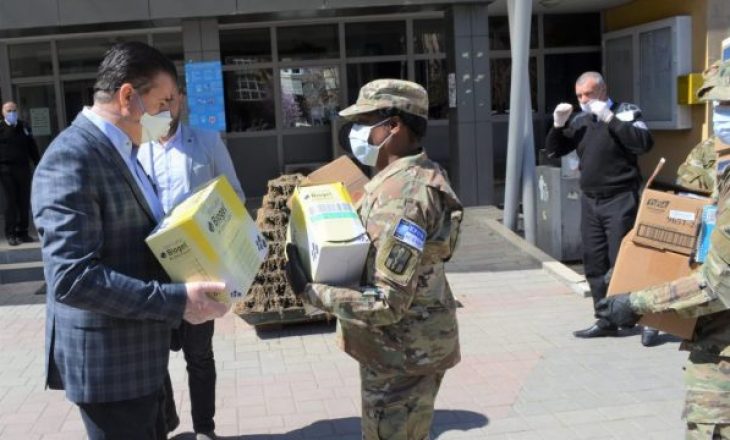 KFOR-i amerikan dhuron pajisje mbrojtëse për QKMF-në në Mitrovicë