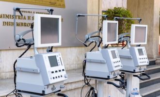 ​Banka Amerikane e Investimeve dhuron disa respiratorë Shqipërisë