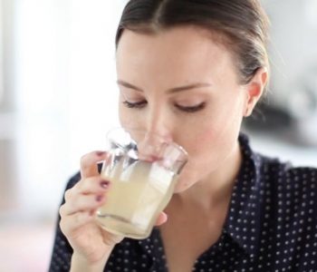 Çdo njeri para gjumi duhet të pijë një lugë të vogël uthull molle