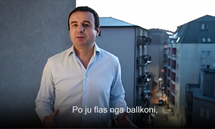 Kurti nga ballkoni i banesës së tij mesazh qytetarëve: Nëse dilni, izolimi zgjatet