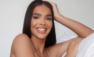 Arbenita ndan foton e ëmbël me vajzën