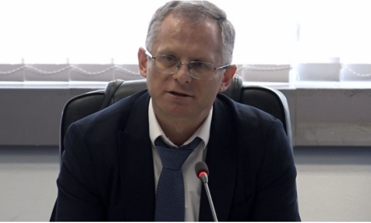 ​Bislimi takon ish-ministrat për t’u konsultuar rreth pakos emergjente