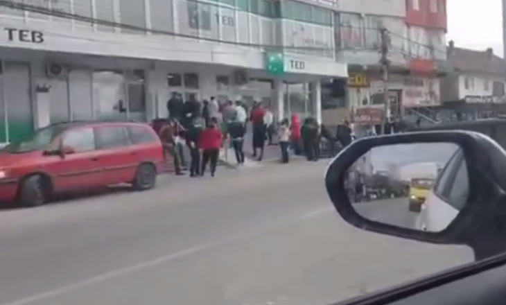 Kufizimi i lëvizjes, turma njerëzish para bankave në Fushë Kosovë