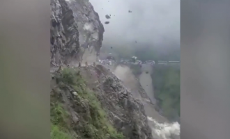 Vëren se po rrëshqisnin gurët nga kodrat, burri nga India filmon skenën rrëqethëse