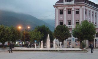 Theret me thikë një person në Pejë