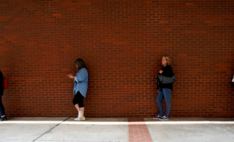 Gjysma e amerikanëve të papunë për shkak të coronavirusit paguhen më shumë tani sesa kur ishin në punë!