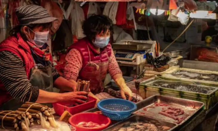 Kina i kthehet zakonit të vjetër: Hap tregjet ku filloi koronavirusi, nis shitjen e therrjen e kafshëve të egra