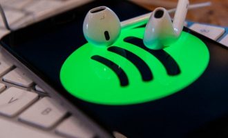 Spotify mbetet lider global në transmetim të muzikës, industria u rrit me 32% në 2019