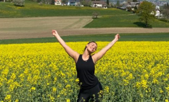 Genta Ismajli jo në karantinë, por në fushë me lule!