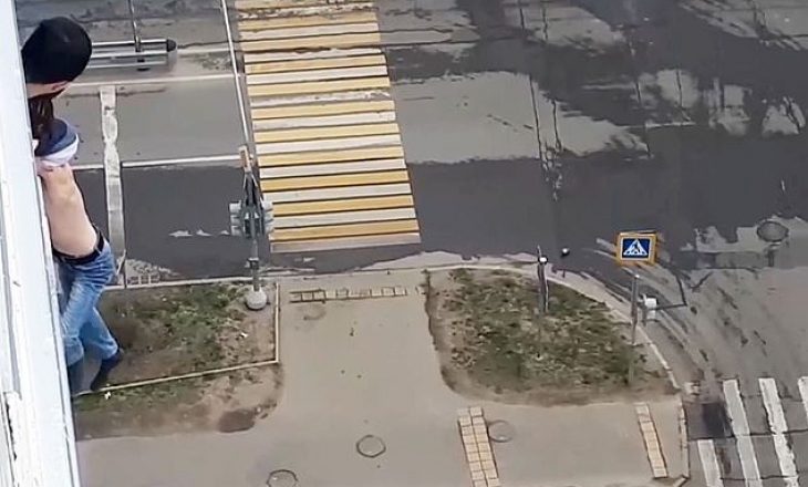 Po bënte selfie, burri mbetet i varur në katin e 15 të një ndërtese