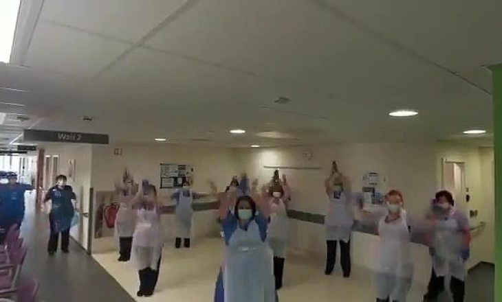 U shfaqën duke kërcyer në spital, publiku kritikon ashpër sfafin mjekësor në Angli