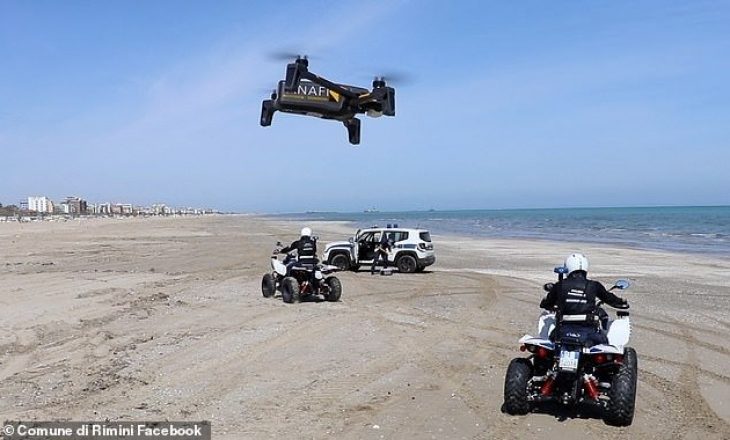 Thyen karantinën dhe shkon të bëjë plazh vetëm, policia e zbulon me dron