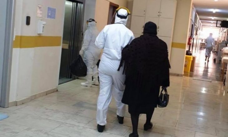 Një 80-vjeçare në Shqipëri shërohet dhe lirohet nga spitali