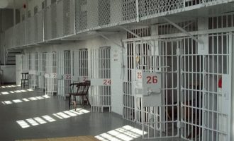 Nga 5 maji çdo i burgosur mund të pranojë për vizitë dy të rritur dhe tre fëmijë