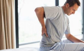 Çfarë duhet të bëni nëse zgjoheni me dhimbje mesi