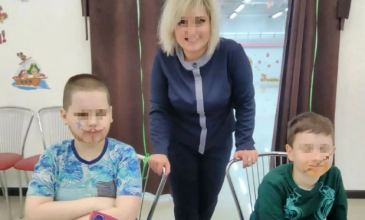 13-vjeçari qëllon për vdekje me thikë vëllanë e vogël, pasi humbi lojën në celular