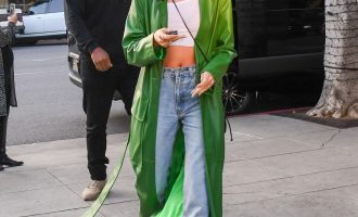 Nga Gigi Hadid te Jennifer Aniston: 5 mënyra si t’i kombinojmë xhinset me një xhaketë në 2020-n!