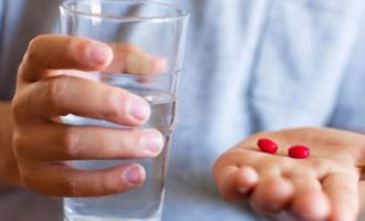 Arsyet pse nuk duhet të merrni asnjëherë ilaçe me stomak bosh