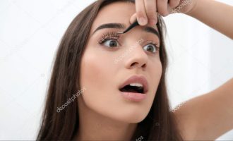 Dëshironi t’i hiqni qerpikët artificialë, derisa sallonet nuk punojnë?