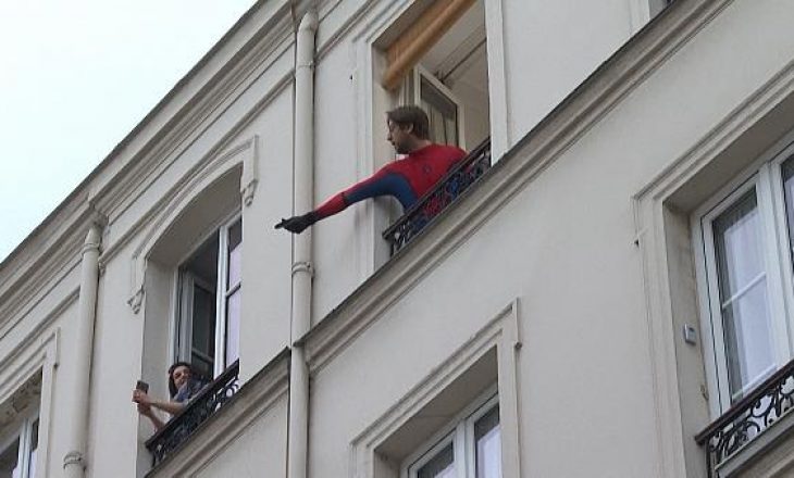 Kuiz nga ballkoni, kështu e kalojnë kohën në karantinë në Paris