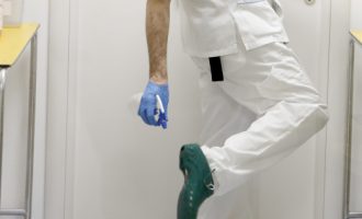 Koronavirusi: Hiqni këpucët menjëherë, paralajmërojnë ekspertët