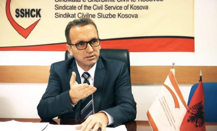 Shërbyesit civil kërcënojnë me bllokim të administratës