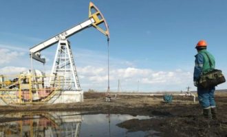 Vendet prodhuese të naftës arrijnë marrëveshje historike për zvogëlimin e prodhimit