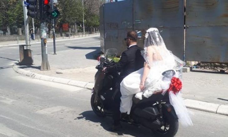 Martesë në kohë koronavirusi, çifti i ri bën xhiro me motor nëpër Prishtinë