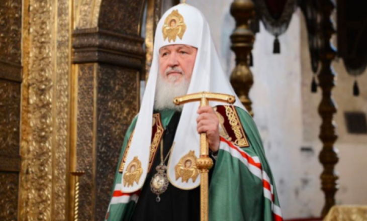 Patriarku ortodoks rus del rrugëve të Moskës për të “luftuar” koronavirusin