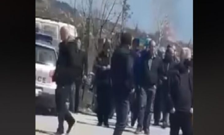 Dhjetëra njerëz mblidhen në një ceremoni varrimi – intervenon Policia e Kosovës