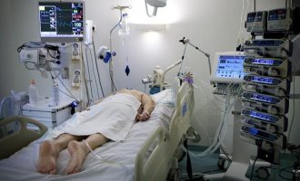 Përse shtrirja e pacientëve me koronavirus në stomak po ua shpëton jetën?